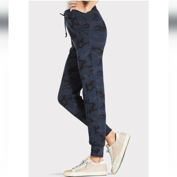 Sundry X EVEREVE Camp Jogger Sweatpants Camouflage - Picture 1 of 9